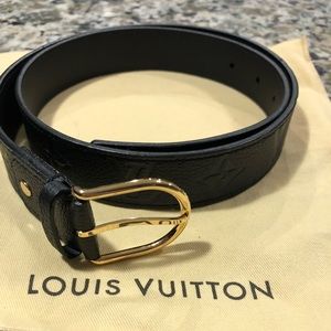 Black Louis Vuitton belt (small)